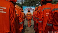 Kemudian pundak ditarik sedikit kebelakang dan tidak dinaikkan, kedua tangan lurus dan rapat di samping badan, pergelangan tangan lurus, jari-jari tangan (mengepal) menggenggam tidak terpaksa dirapatkan pada paha, punggung ibu jari menghadap ke depan merapat pada jahitan celana, leher lurus, dagu ditarik sedikit ke belakang dan mulut ditutup, pandangan mata lurus mendatar ke depan, bernapas sewajarnya.