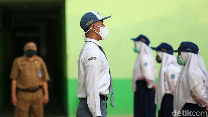 Potret Berdiri Tegak Sambut 17 Agustus Istana Kepresidenan mengimbau masyarakat untuk berdiri tegak selama 3 menit pada peringatan 75 tahun kemerdekaan RI. Begini potret berdiri tegak untuk 17 Agustus nanti.