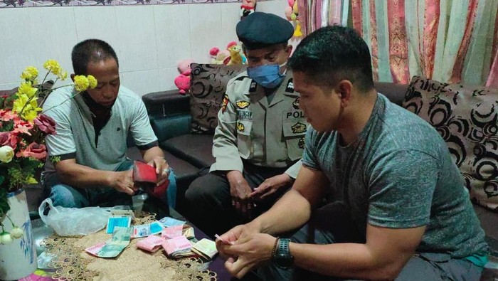 Pria di Gowa mengembalikan uang Rp 12 juta yang ditemukan di dekat Balla Lompoa (dok. istimewa)