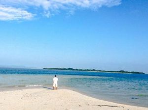 Hamparan Pasir Putih dan Laut Biru di Pulau Semujur