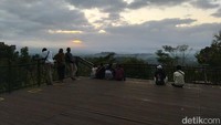 Salah satu pengunjung menuturkan bahwa Punthuk Setumbu memiliki udara yang sejuk serta keindahan sunrise dan candi borobudur. (Eko Susanto/detikcom)