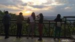 Wisatawan Mulai Asyik Berfoto Lagi di Punthuk Setumbu