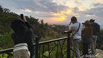 Wisatawan Mulai Asyik Berfoto Lagi di Punthuk Setumbu