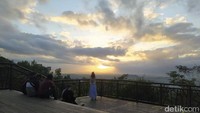 Pengunjung bisa melihat sunrise di antara Gunung Merapi dan Merbabu. Kemudian, melihat Candi Borobudur dari kejauhan.  (Eko Susanto/detikcom)