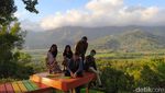 Wisatawan Mulai Asyik Berfoto Lagi di Punthuk Setumbu