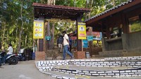 Tiket masuk menuju Punthuk Setumbu dibanderol dengan harga Rp 20.000 untuk wisatawan nusantara, sedangkan wisatawan mancanegara dikenakan Rp 50.000. Kemudian, tarif parkir sepeda motor Rp 3.000 dan mobil Rp 10.000. (Eko Susanto/detikcom)