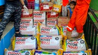 “Semoga Lelah menjadi Lillah 🤲,” tulis Putra di keterangan foto. Nampak ia menyalurkan sembako atas nama Donasi PStore Peduli kepada mereka yang membutuhkan. Foto: Instagram putrasiregarr17