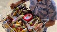 Penasaran mencari Viennetta, Putra borong semua es krim di minimarket. Sampai satu rak es krim dibawa semuanya lho! Foto: Instagram putrasiregarr17