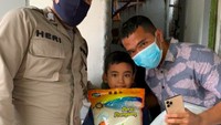 Masih dalam momen bagi-bagi sembako, Putra kerap ditemani aparat kepolisian saat mendistribusikannya. Pria kelahiran Siantar inipun tampak bersemangat saat menyalurkan bantuan. Foto: Instagram putrasiregarr17