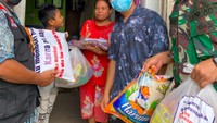 Pria 25 tahun ini kerap menunjukkan momennya bagikan sembako kepada orang yang membutuhkan. Isiannya mulai dari beras sampai mie instan. Foto: Instagram putrasiregarr17