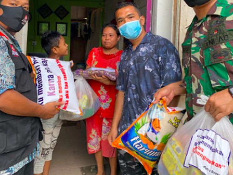 Potret Putra Siregar Saat Bagikan Sembako dan Kulineran