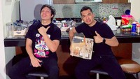 Di Instagram Putra kerap memamerkan momen kedekatannya dengan selebriti tanah air. Seperti ketika ia berbincang santai di dapur Atta Halilintar. Foto: Instagram putrasiregarr17