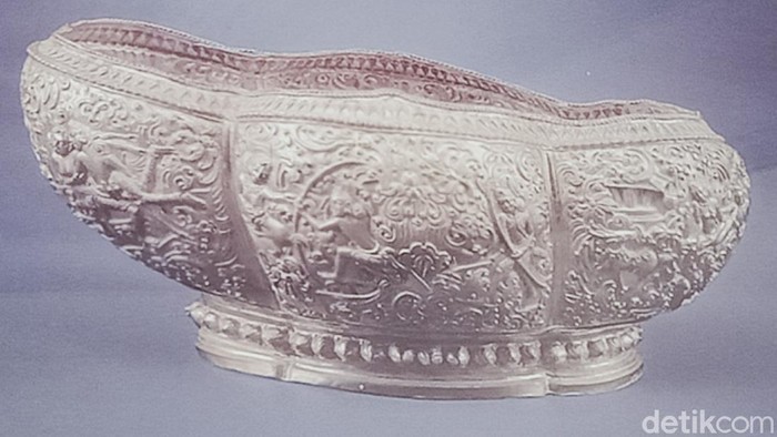Relief Ramayana di mangkuk emas yang ditemukan di Klaten pada Oktober 1990 silam