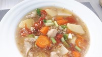 Kaki sapi juga enak dibuat sup tulang sapi. Kaldunya yang bercampur sumsum semakin enak dipadukan dengan aneka sayuran. Cara membuatnya bisa kamu lihat di sini ! Foto: dok. detikFood