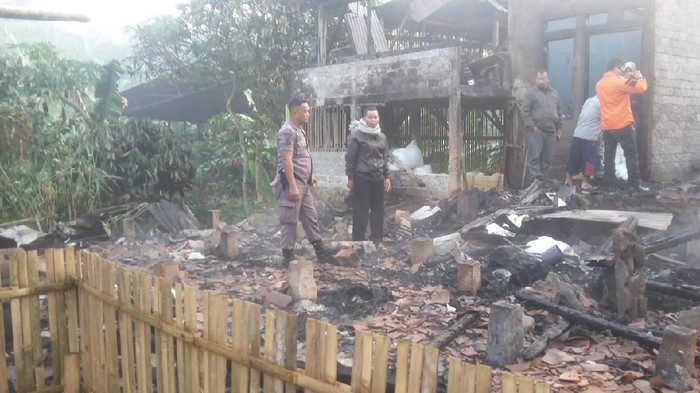 Rumah dan kandang ayam ludes terbakar di Cianjur