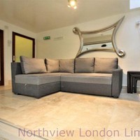 Lantai dasar apartemen ini terlihat normal seperti apartemen pada umumnya. Ada ruangan untuk bersantai berkumpul, dua ruangan kamar yang berukuran kecil, dua kamar mandi, serta teras kecil. Foto: dok. Zoopla/ Northview London Limited