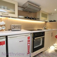 Apartemen ini juga memiliki dapur yang cukup lengkap. Untuk ukuran sebuah apartemen, bisa dikatakan bahwa apartemen ini terlihat sangat nyaman. Bagaimana menurutmu? Foto: dok. Zoopla/ Northview London Limited