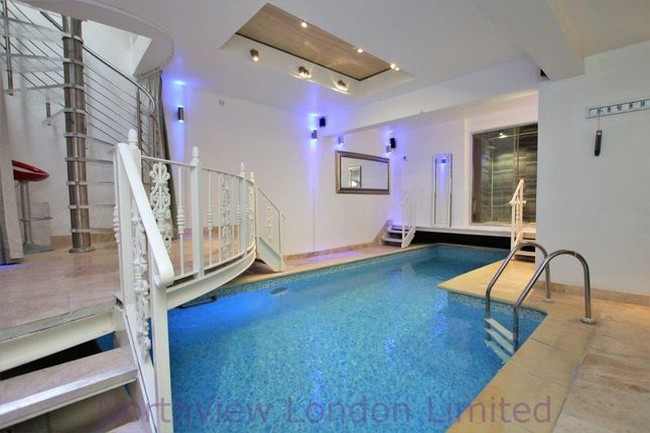 Pada bagian lantai bawah tanahnya, kamu bisa menemukan kolam renang dan tempat sauna. Tidak terbayangkan olehmu sebelumnya bukan? Foto: dok. Zoopla/ Northview London Limited