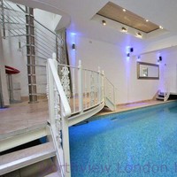 Pada bagian lantai bawah tanahnya, kamu bisa menemukan kolam renang dan tempat sauna. Tidak terbayangkan olehmu sebelumnya bukan? Foto: dok. Zoopla/ Northview London Limited