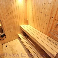 Jika berminat, saat ini apartemen unik dan mewah ini sedang dipasarkan di situs Zoopla dengan harga fantastis sekitar Rp 22 miliar. Kamu membutuhkan setidaknya Rp 92 juta per bulan untuk membayar tagihan air, listrik, pajak, asuransi rumah, dan hipotek jika tinggal di apartemen mewah ini. Foto: dok. Zoopla/ Northview London Limited