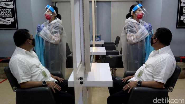 Sekda Kota Bandung tinjau penerapan protokol kesehatan di sejumlah salon. Mereka pun turut beri masukan pada salon itu terkait penerapan protokol kesehatan.
