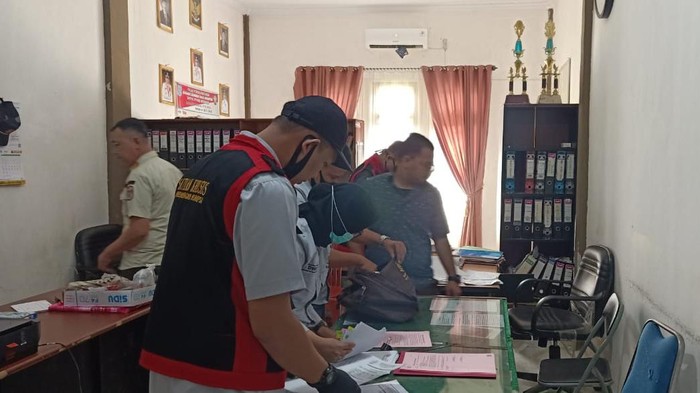 Kantor Satpol PP Merangin, Jambi, digeledah jajaran dari Kejari Merangin, Rabu (29/7/2020).