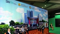 Wakil Menteri Keuangan Republik Indonesia Suahasil Nazara  (tengah) menyampaikan keynote speech disaksikan Direktur Jenderal Pembiayaan Infrastruktur Kementerian Pekerjaan Umum dan Perumahan Rakyat (PUPR) Eko D Heripoerwanto (ketiga kanan), Direktur Utama PT Bank Tabungan Negara (Persero) Tbk. Pahala Nugraha Mansury (keempat kiri). Foto: dok. PEN