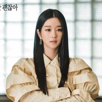 Urutan keempat ada Seo Ye Ji, lawan main Kim Soo Hyun di serial Its Okat To Not Be Okay. Skor indeks popularitasnya mencapai 3.2525.755 poin.  Foto: dok. tvN