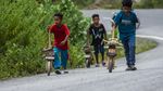 Seru! Anak-anak Ini Meluncur dengan Sepeda Motor dari Kayu