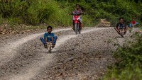 Sejumlah anak meluncur dengan sepeda motor yang terbuat dari kayu di Dusun Salena, Palu, Sulawesi Tengah, Selasa (28/7/2020).