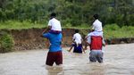 Menerjang Derasnya Sungai Demi Bersekolah