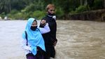 Menerjang Derasnya Sungai Demi Bersekolah