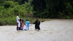Menerjang Derasnya Sungai Demi Bersekolah