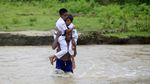 Menerjang Derasnya Sungai Demi Bersekolah