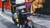 C30 dicangkok motor listrik 400 watt yang mampu hasilkan torsi hingga 40 Nm. Di atas kertas, kecepatan C30 ini mampu menyentuh 15 km/jam. Jika baterai terisi penuh, Ninebot C30 skutik listrik ini bisa mencapai jarak hingga 35 km. Meski bentuknya seperti skuter listrik, C30 juga masih dilengkapi pedal gowes. Foto: Segway