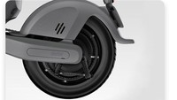 Dari sisi pengereman, skuter listrik ini punya rem depan cakram dan tromol di belakang dengan memanfaatkan regenerative brake system. Foto: Segway