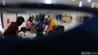 Para pemudik menunggu kedatangan bus yang akan mengantar ke kampung halaman. 
