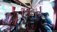 TIdak hanya di dalam terminal, para pemudik juga diwajibkan memakai masker saat dalam perjalanan menuju kampung halaman.