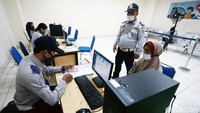 Petugas juga memeriksa dokumen perjalanan para pemudik.
