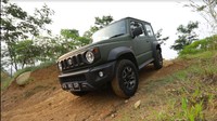 Suzuki Jimny merupakan salah satu mobil SUV compact paling diminati di dunia. Namun sayang, hingga generasi keempatnya lahir, Jimny masih setia dengan konfigurasi mesin pembakaran dalam (ICE). Belum ada pilihan mesin hybrid maupun full baterai. Foto: Detik.com/20Detik