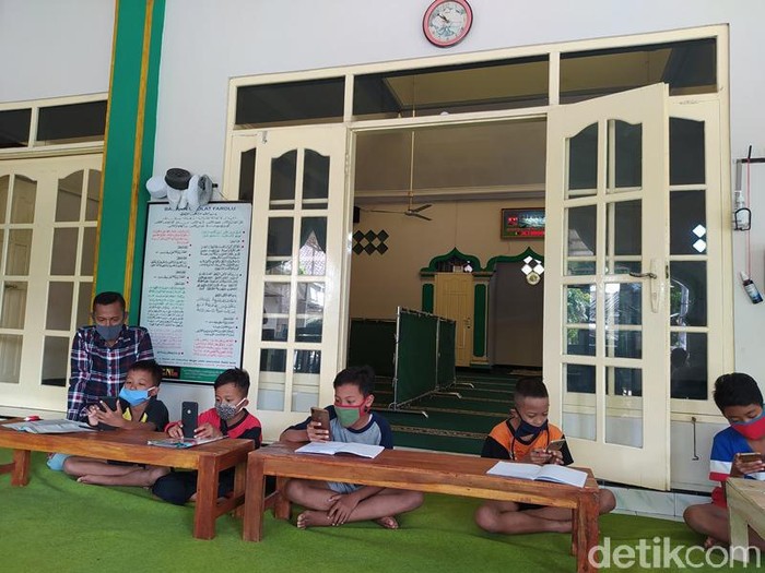 Takmir masjid di Kabupaten Magelang sediakan WiFi gratis untuk siswa dan mahasiswa belajar online, Rabu (29/7/2020).