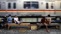 Jika dibandingkan dengan data Maret 2019, peningkatannya diketahui mencapai 1,28 juta orang dari jumlah sebelumnya yakni 25,14 juta orang. Sementara itu, jika dilihat secara persentase, penduduk miskin pada Maret 2020 sebesar 9,78% meningkat 0,56% terhadap September 2019 dan meningkat 0,37% terhadap Maret 2019.
