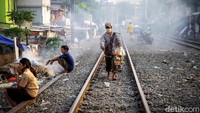 Terkait dengan data kemiskinan Maret 2020 tersebut, BPS menggunakan garis kemiskinan Rp 452.652 per kapita per bulan. Selain kemiskinan, tantangan lain yang menjadi pekerjaan rumah bagi pemerintah Indonesia dalam upaya mengatasi pandemi COVID-19 adalah pengangguran. Menko Perekonomian Airlangga Hartarto pun sebelumnya sempat bicara soal efek pandemi Corona ke dunia kerja. Airlangga memaparkan ada 3 juta pekerja yang terdampak Corona.