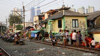 Sebanyak 1,7 juta di antaranya merupakan pekerja formal dan informal yang terkena PHK dan 1,3 jutanya lagi menurut Airlangga ada yang dirumahkan tanpa digaji. Angka tersebut menurutnya baru pekerja yang kehilangan pekerjaan karena COVID-19 saja, dia memaparkan masih ada kira-kira 7 juta orang yang mencari pekerjaan dan belum bekerja sampai sekarang.