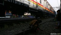 Sejumlah upaya untuk mengatasi dampak ekonomi dari pandemi COVID-19 ini pun dilakukan. Salah satunya pemerintah akan menggelontorkan penjaminan pinjaman kepada sektor korporasi swasta yang terdampak pandemi virus Corona (COVID-19). Menteri Koordinator Bidang Kemaritiman dan Investasi, Luhur Binsar Pandjaitan mengatakan hal itu dilakukan untuk menjaga kelangsungan bisnis usaha dan mencegah pemutusan hubungan kerja (PHK).