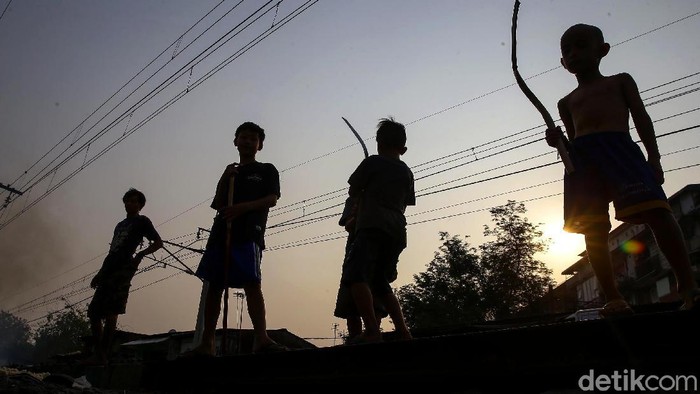 Tantangan Indonesia Lepas dari Jerat Kemiskinan di Tengah Pandemi Pandemi COVID-19 berdampak pada perekonomian Indonesia. Badan Pusat Statistik pun catat angka kemiskinan per Maret 2020 alami kenaikan menjadi 26,42 juta orang.