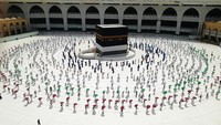 Seperti Tawaf yang dilakukan dengan physical distancing atau menjaga jarak satu sama lainnya.  