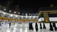 Pelaksanaan haji tahun 2020 hanya diikuti oleh 1000 orang jemaah haji akibat pandemi COVID-19.  
