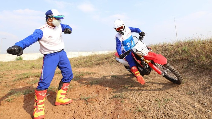 Teknik mengatur kontrol gas dan rem saat riding