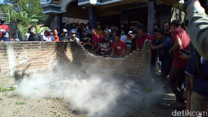 tembok pagar yang memblokade rumah wisnu dibongkar